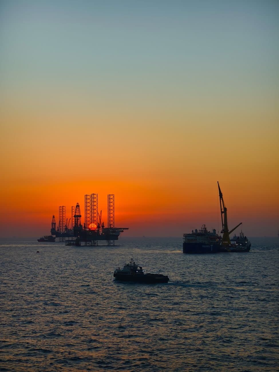 IEA Sees Oil Supply Surge by 2027, Warns US-Iran Tensions Threaten Outlook