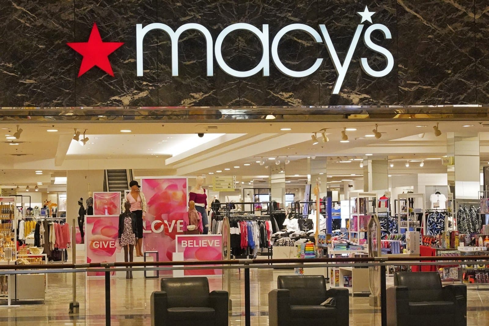 Macy’s Surges 19% on $5.8 Billion Buyout Offer Amidst Growing Online Competition